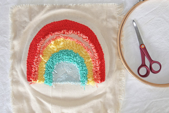 Cuscino arcobaleno fai da te con ago da punzonatura : Tappa 10