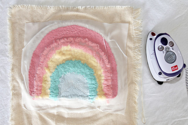 Cuscino arcobaleno fai da te con ago da punzonatura : Tappa 11