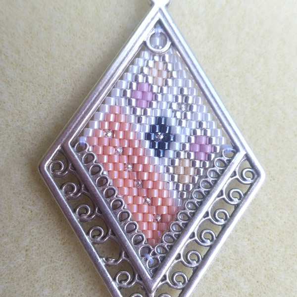 Orecchini realizzati con la tecnica del brick stitch utilizzando PureCrystal Crystal Mini Mesh : Tappa 2 Orecchini realizzati con la tecnica del brick stitch utilizzando PureCrystal Crystal Mini Mesh : Tappa 2