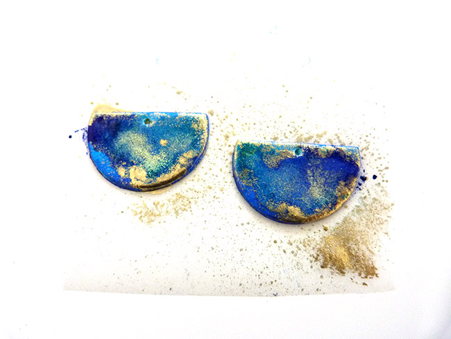 Orecchini in polimero, inchiostro e metallo : Tappa 7