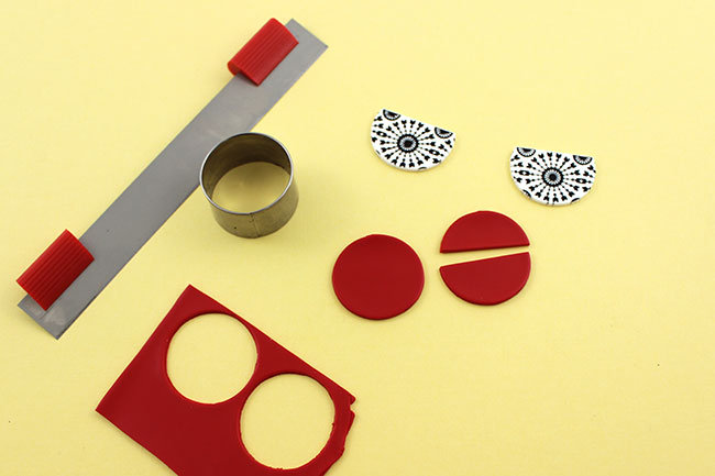 Orecchini a mezza luna in bianco e nero e serigrafia rossa : Tappa 4 Orecchini a mezza luna in bianco e nero e serigrafia rossa : Tappa 4