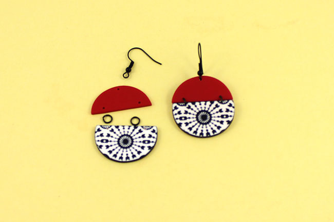 Orecchini a mezza luna in bianco e nero e serigrafia rossa : Tappa 8 Orecchini a mezza luna in bianco e nero e serigrafia rossa : Tappa 8