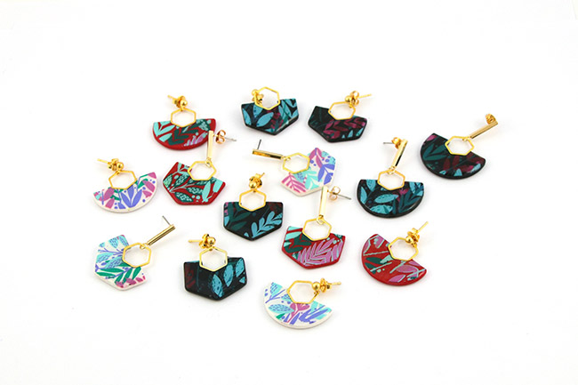 Orecchini con fogliame serigrafato : Tappa 11
