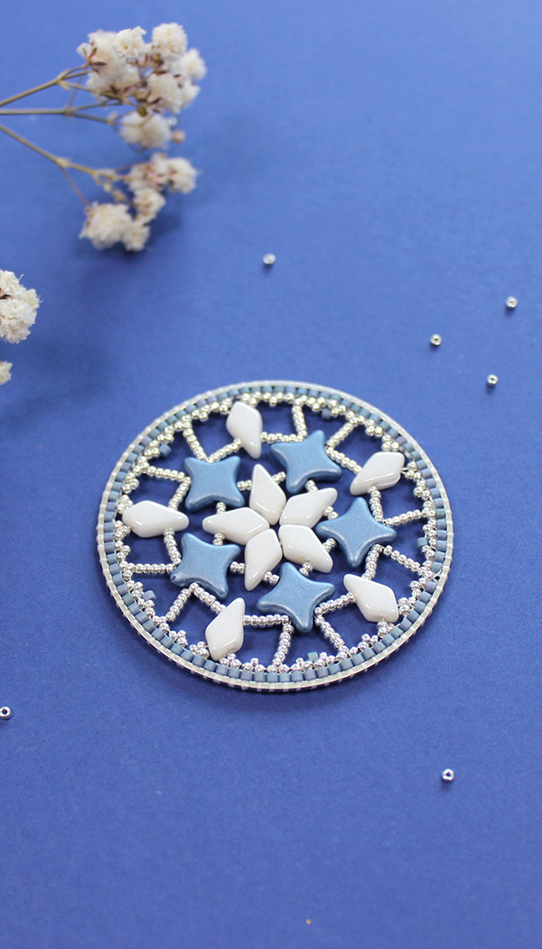 Schema Perle in vetro intrecciate a forma di stella decorazione medaglione e perline aquilone Schema Perle in vetro intrecciate a forma di stella decorazione medaglione e perline aquilone