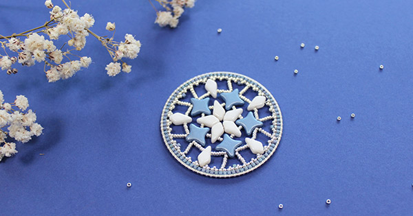 Schema Perle in vetro intrecciate a forma di stella decorazione medaglione e perline aquilone Schema Perle in vetro intrecciate a forma di stella decorazione medaglione e perline aquilone