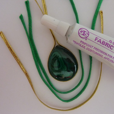 Ciondolo Quetzal soutache e cabochon in malachite a goccia : Tappa 2