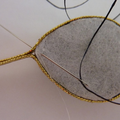 Ciondolo Quetzal soutache e cabochon in malachite a goccia : Tappa 3