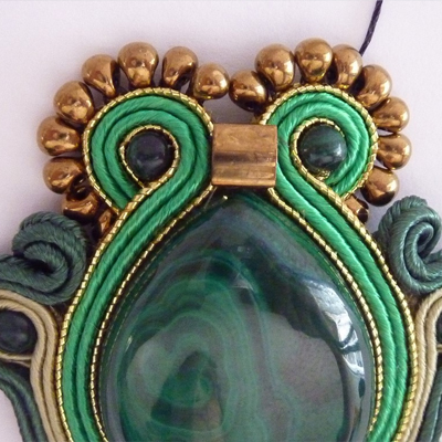 Ciondolo Quetzal soutache e cabochon in malachite a goccia : Tappa 6