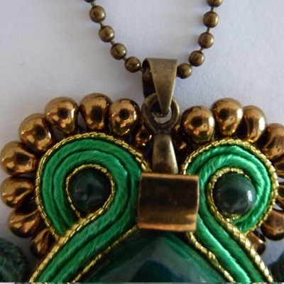 Ciondolo Quetzal soutache e cabochon in malachite a goccia : Tappa 7