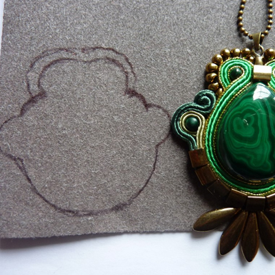 Ciondolo Quetzal soutache e cabochon in malachite a goccia : Tappa 9