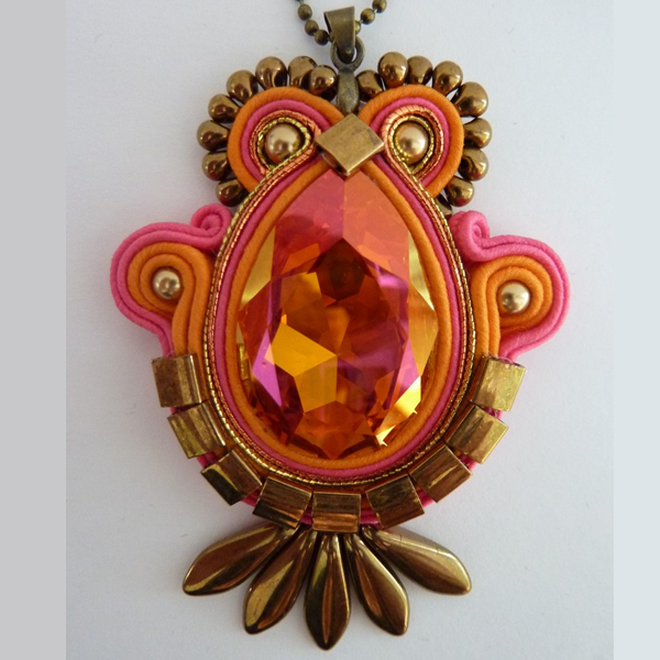 Ciondolo Quetzal soutache e cabochon in malachite a goccia : Tappa 10