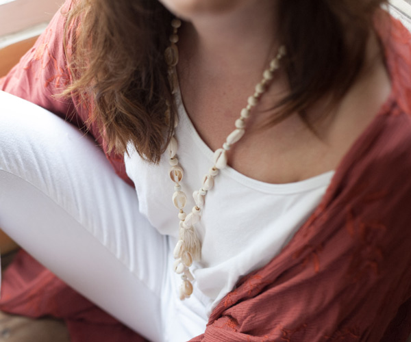 Fai da te: collana lunga in stile bohémien con conchiglie cauri : Tappa 6