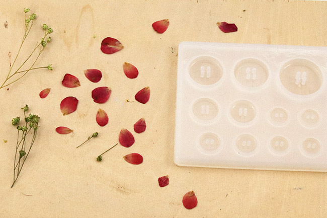 Creazione di bottoni da cucire in resina : Tappa 1