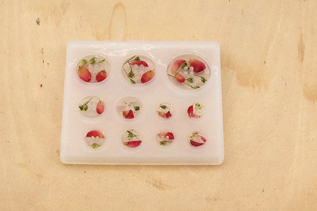 Creazione di bottoni da cucire in resina : Tappa 2