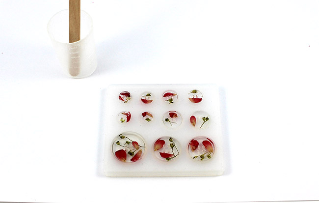 Creazione di bottoni da cucire in resina : Tappa 3