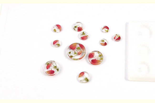 Creazione di bottoni da cucire in resina : Tappa 4