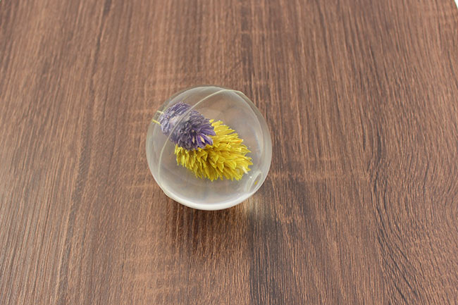 Palla fermacarte in resina con inclusione di fiori secchi : Tappa 5