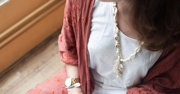 Fai da te: collana lunga in stile bohémien con conchiglie cauri