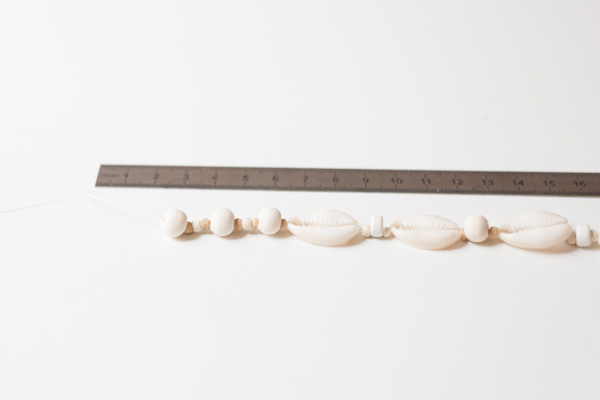 Fai da te: collana lunga in stile bohémien con conchiglie cauri : Tappa 4