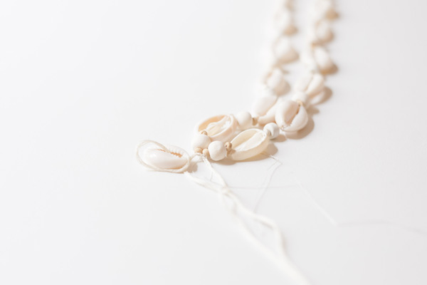 Fai da te: collana lunga in stile bohémien con conchiglie cauri : Tappa 5