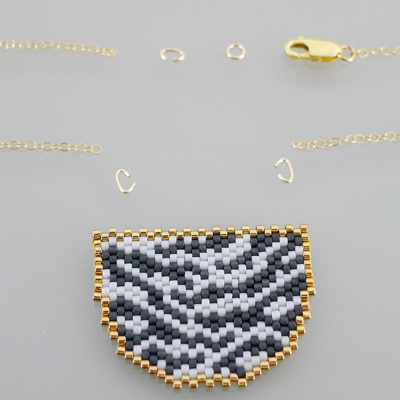 Collana Animal motivo zebra con tessitura di perle Miyuki : Tappa 2