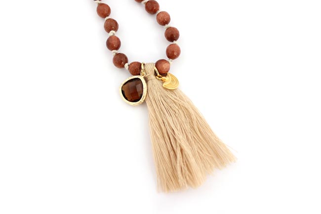 Girocollo con medaglione topazio Mala Goldstone : Tappa 2 Girocollo con medaglione topazio Mala Goldstone : Tappa 2