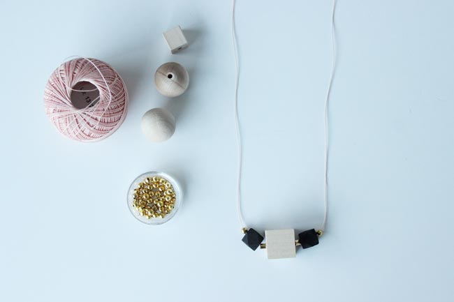 Sautoir perles en bois noir et doré 3 Sautoir perles en bois noir et doré 3