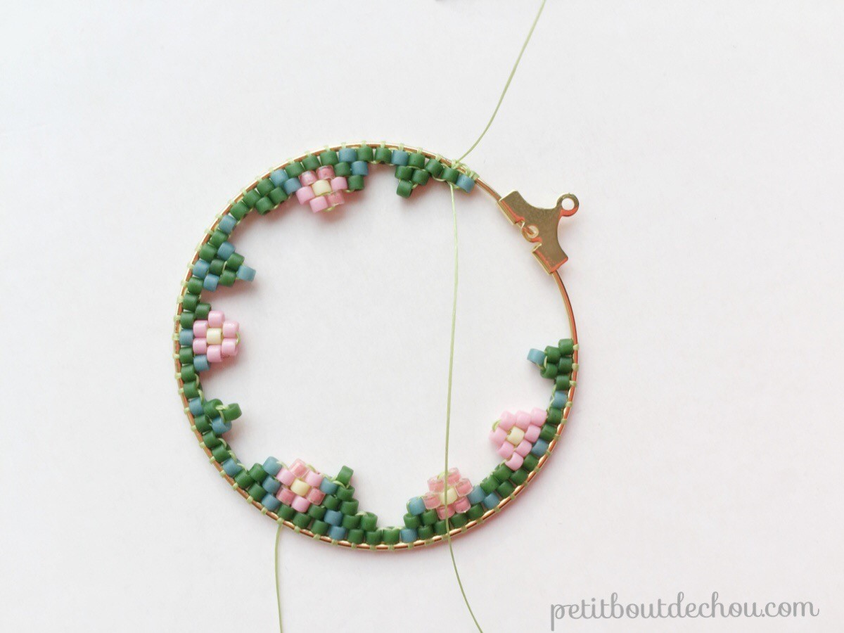 Orecchini creoli a punto mattone con uccello perline Miyuki Delicas : Tappa 6