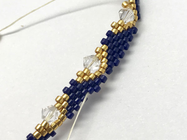 Braccialetto di stoffa fai da te in peyote con perline Miyuki Delicas : Tappa 17