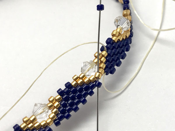 Braccialetto di stoffa fai da te in peyote con perline Miyuki Delicas : Tappa 18