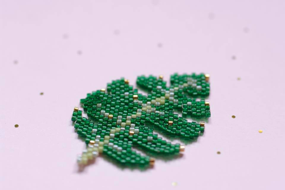Tutoriel DIY facile tissage brickstitch feuille tropicale Monstera en perles Miyuki Delicas par Lovelyoupi Tutoriel DIY facile tissage brickstitch feuille tropicale Monstera en perles Miyuki Delicas par Lovelyoupi