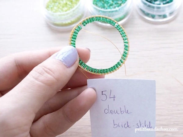 Pendente a forma di mandala con perline Miyuki di Petit bout de chou, a punto mattone. : Tappa 3