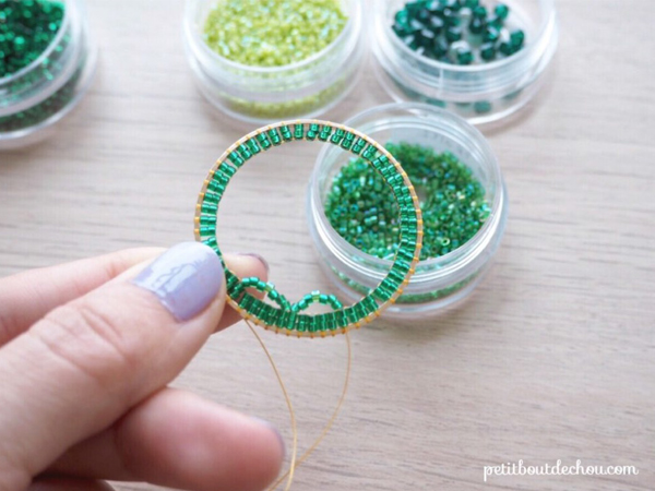 Pendente a forma di mandala con perline Miyuki di Petit bout de chou, a punto mattone. : Tappa 4