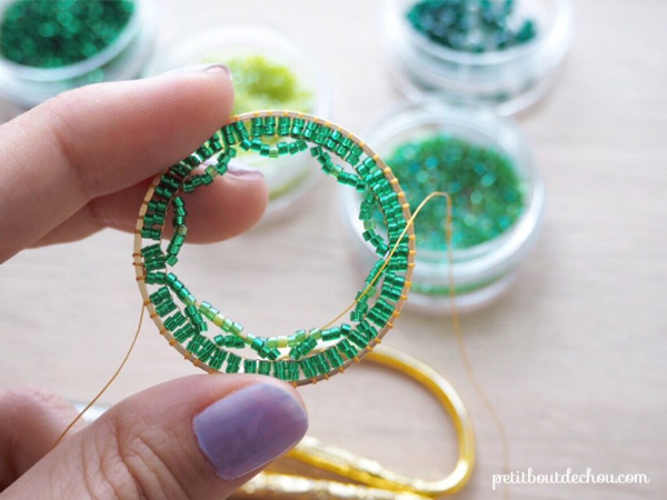 Pendente a forma di mandala con perline Miyuki di Petit bout de chou, a punto mattone. : Tappa 5