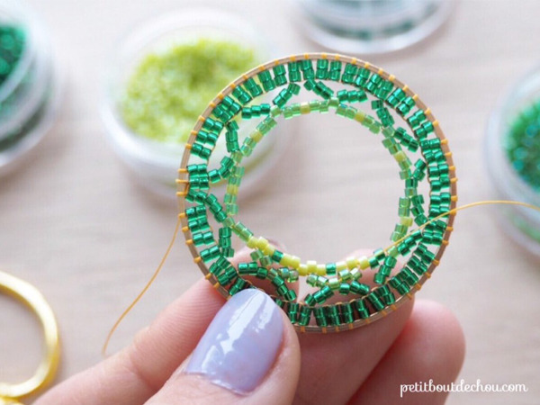 Pendente a forma di mandala con perline Miyuki di Petit bout de chou, a punto mattone. : Tappa 6