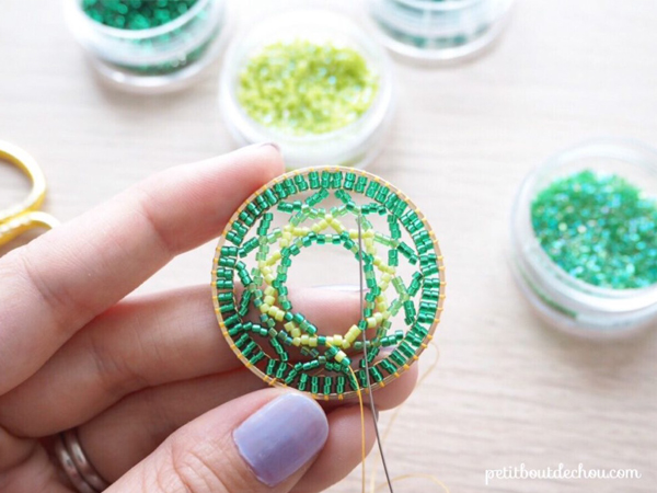 Pendente a forma di mandala con perline Miyuki di Petit bout de chou, a punto mattone. : Tappa 7