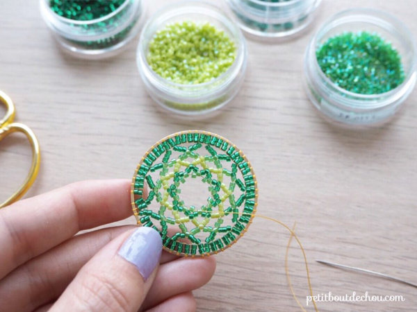 Pendente a forma di mandala con perline Miyuki di Petit bout de chou, a punto mattone. : Tappa 8