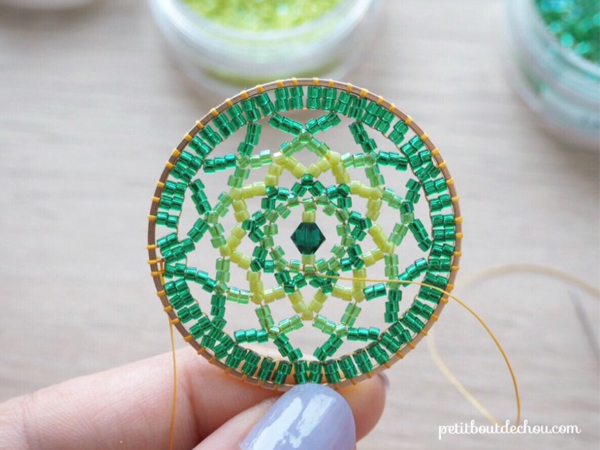 Pendente a forma di mandala con perline Miyuki di Petit bout de chou, a punto mattone. : Tappa 9