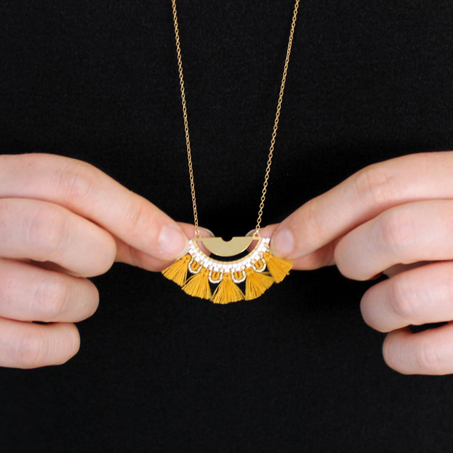 Chiusura intermedia a semicerchio con trama Miyuki e pompon finali Sautoir intercalaire demi cercle tissage Miyuki et galon pompons final