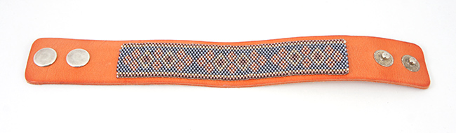 tessitura Peyote dispari sul polsino in pelle fine 2 Tissage Peyote impaire sur manchette en cuir final 2