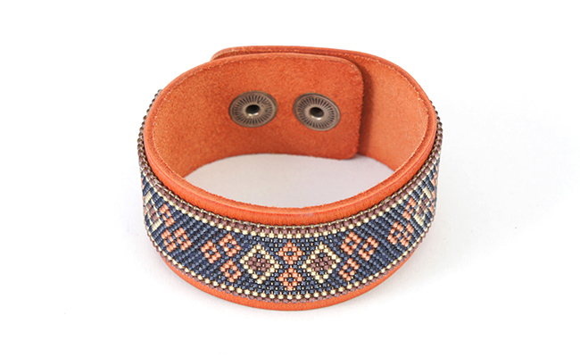 tessitura Peyote dispari sul polsino in pelle fine Tissage Peyote impaire sur manchette en cuir final