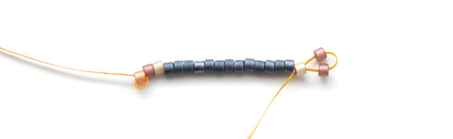 tessitura Peyote dispari sul polsino in pelle 1 Tissage Peyote impaire sur manchette en cuir 1