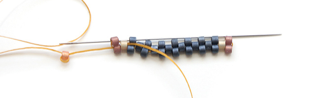 tessitura Peyote dispari sul polsino in pelle 2 Tissage Peyote impaire sur manchette en cuir 2