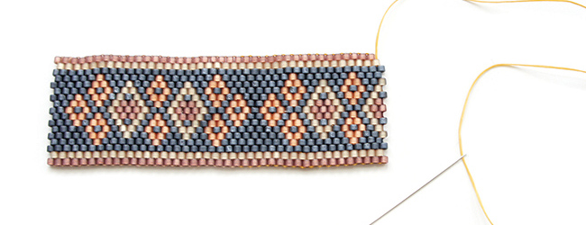 tessitura Peyote dispari sul polsino in pelle 3 Tissage Peyote impaire sur manchette en cuir 3