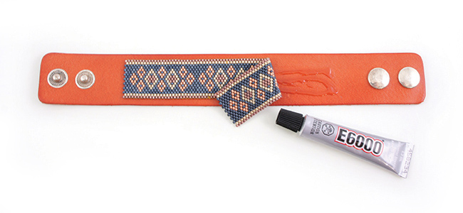 tessitura Peyote dispari sul polsino in pelle 4 Tissage Peyote impaire sur manchette en cuir 4