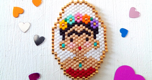 Motivo a tessitura a mattoncino Medaglione Frida Kahlo perline Miyuki Delicas 11/0