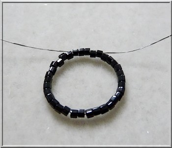 Tutoriel_boucles_oreilles_ida_perles_verre_amos_puca-1