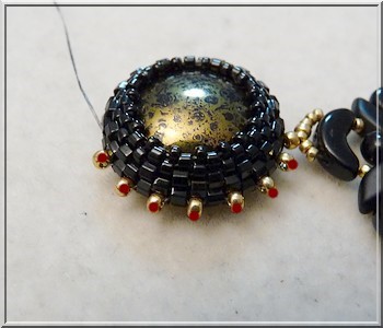 Tutoriel_boucles_oreilles_ida_perles_verre_amos_puca-16