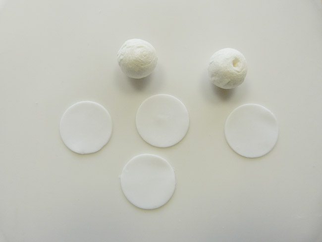 orecchini con sfere cave di argilla polimerica : Tappa 1