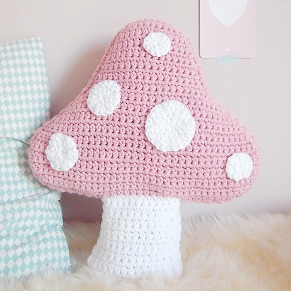 Coussin champignon pastel au crochet avec du coton natura Xl de DMC